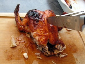 Skær ned langs brystbenet på kyllingenSkær ned langs brystbenet på kyllingen